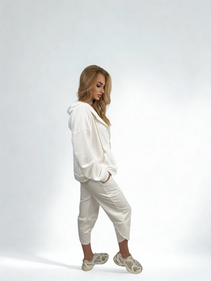 Bluza Oversize, biała z aplikacjami, firma MMK.